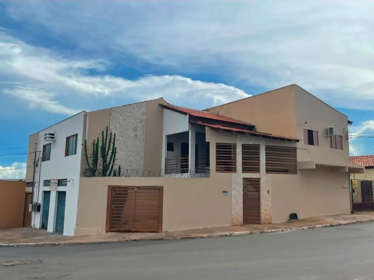ALUGA-SE APARTAMENTO COM 02 QUARTOS NO CPA 3 CEL: *