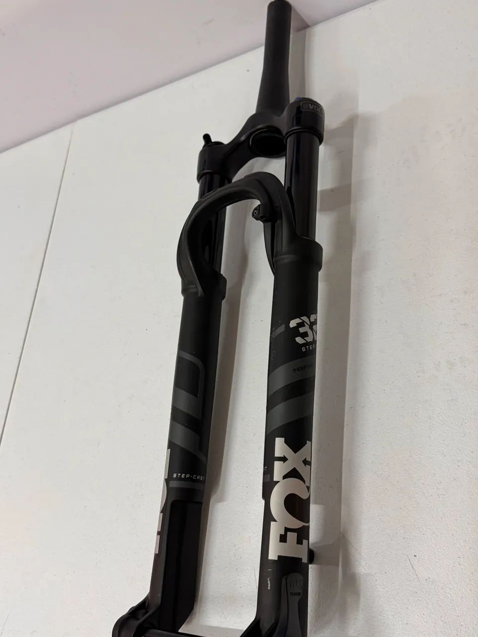 SUSPENSÃO FOX PERFORMANCE STEP-CAST 29 100 MM ESTADO ZERO  - Foto 2