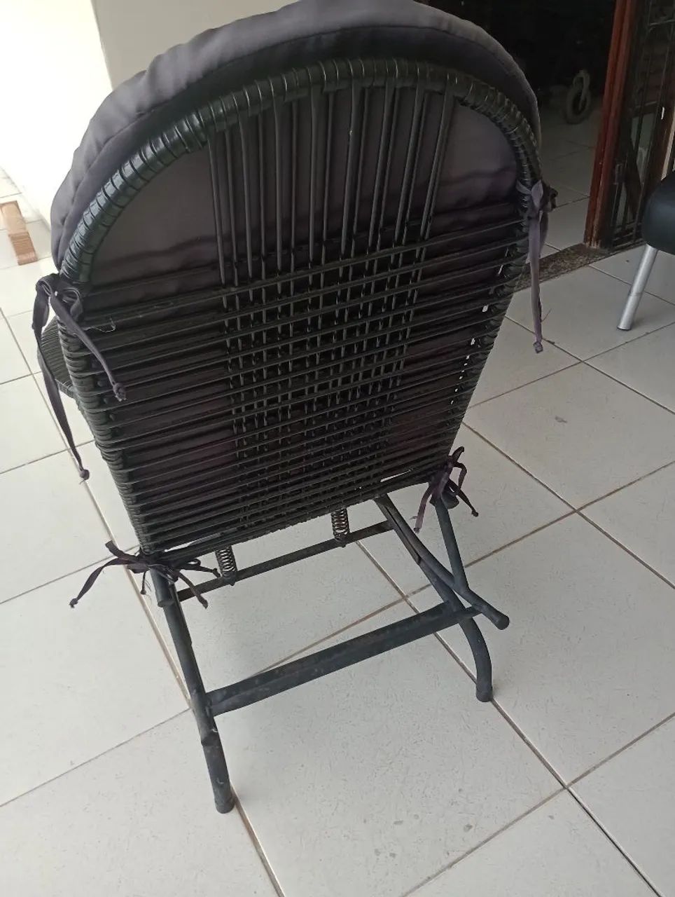 CADEIRA DE BALANÇO COM ALMOFADA  - Foto 4