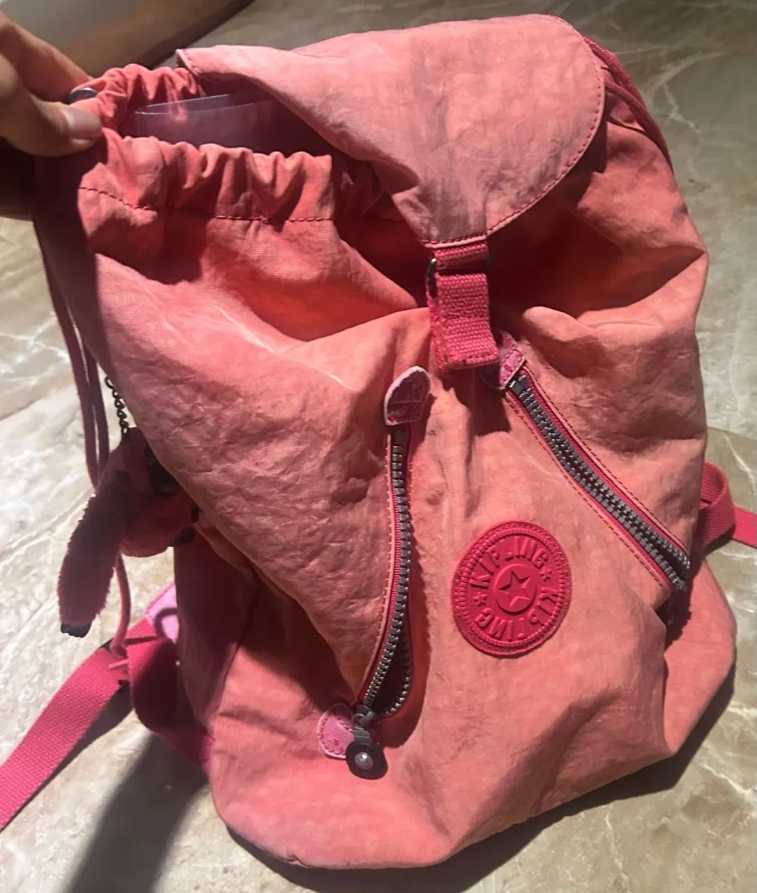 Mochila-saco feminina da marca Kipling 