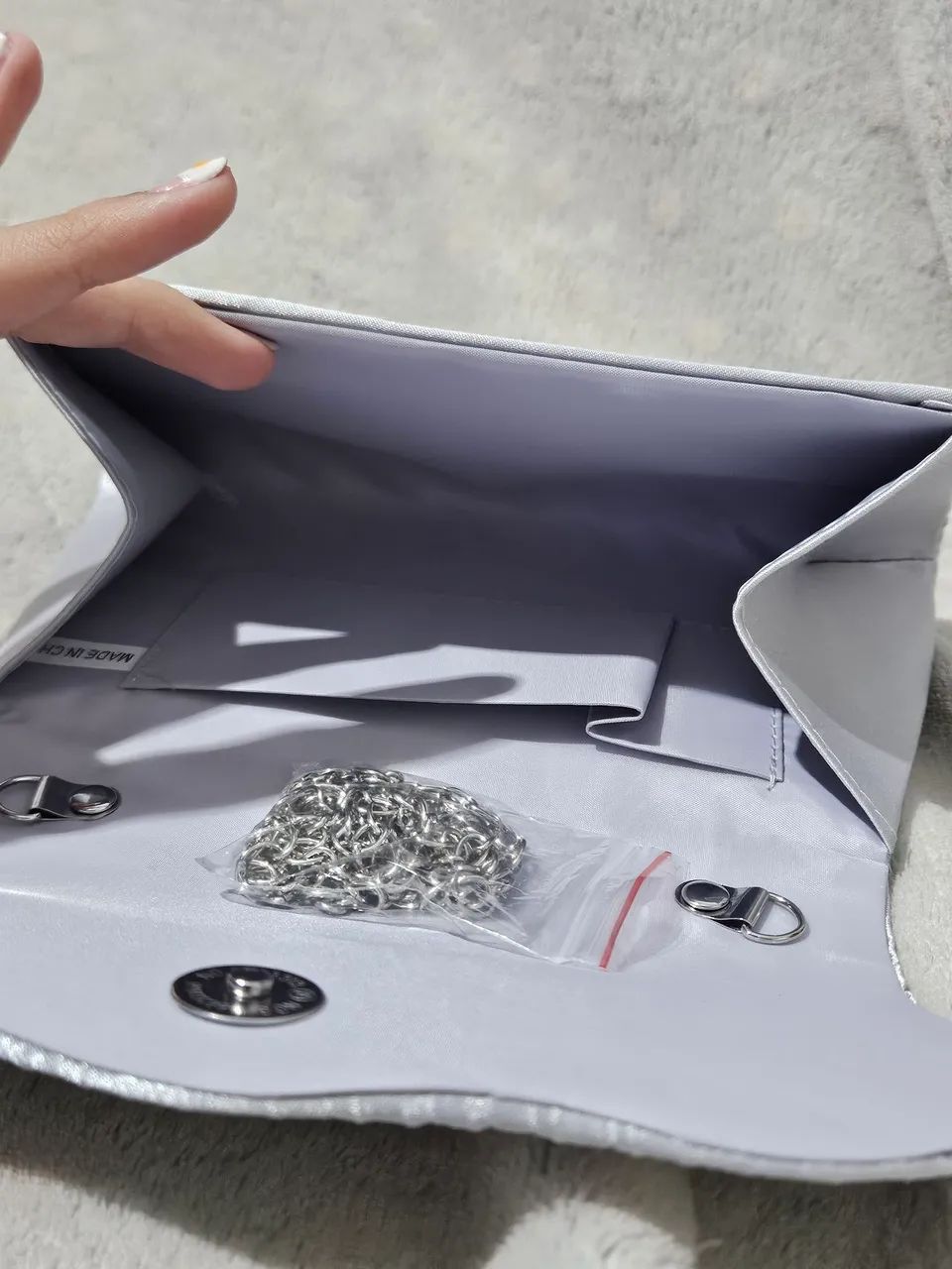 Bolsa de Envelope Plissada de Cetim Champanhe, - Foto 3