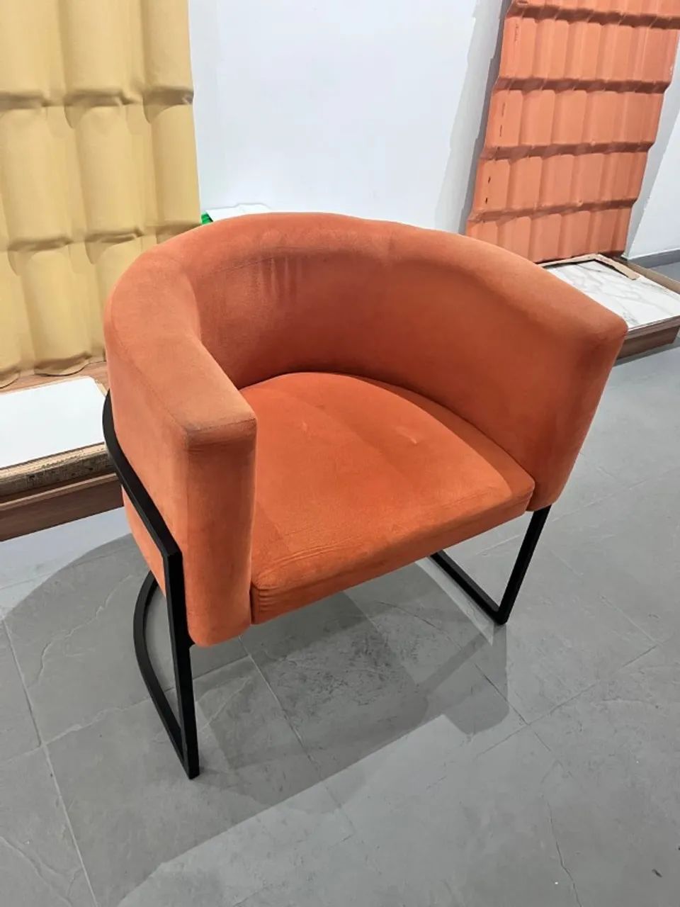 Poltrona Decorativa pés de ferro preto e tecido terracota - Foto 2