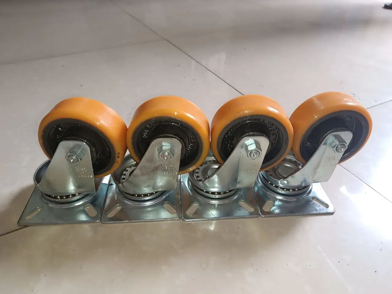 Rodízios conjunto com 4 peças. 4" polegadas, suporta 250 kg cada