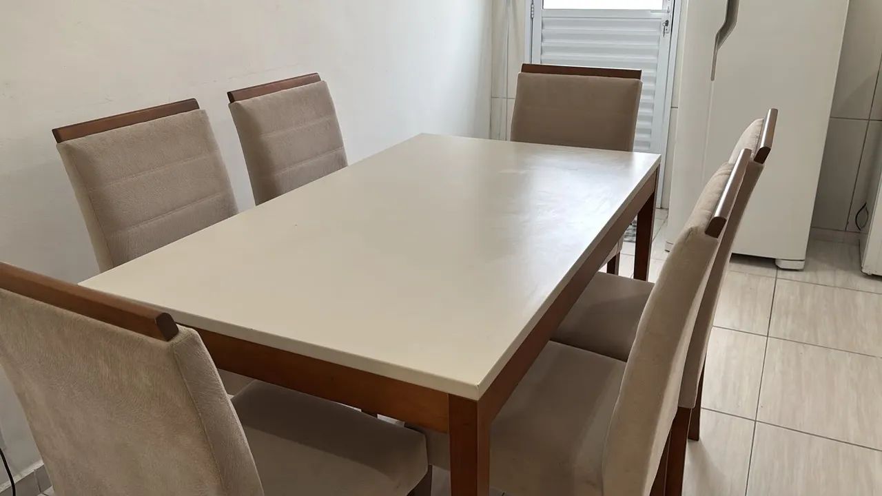 Mesa com 06 cadeiras 