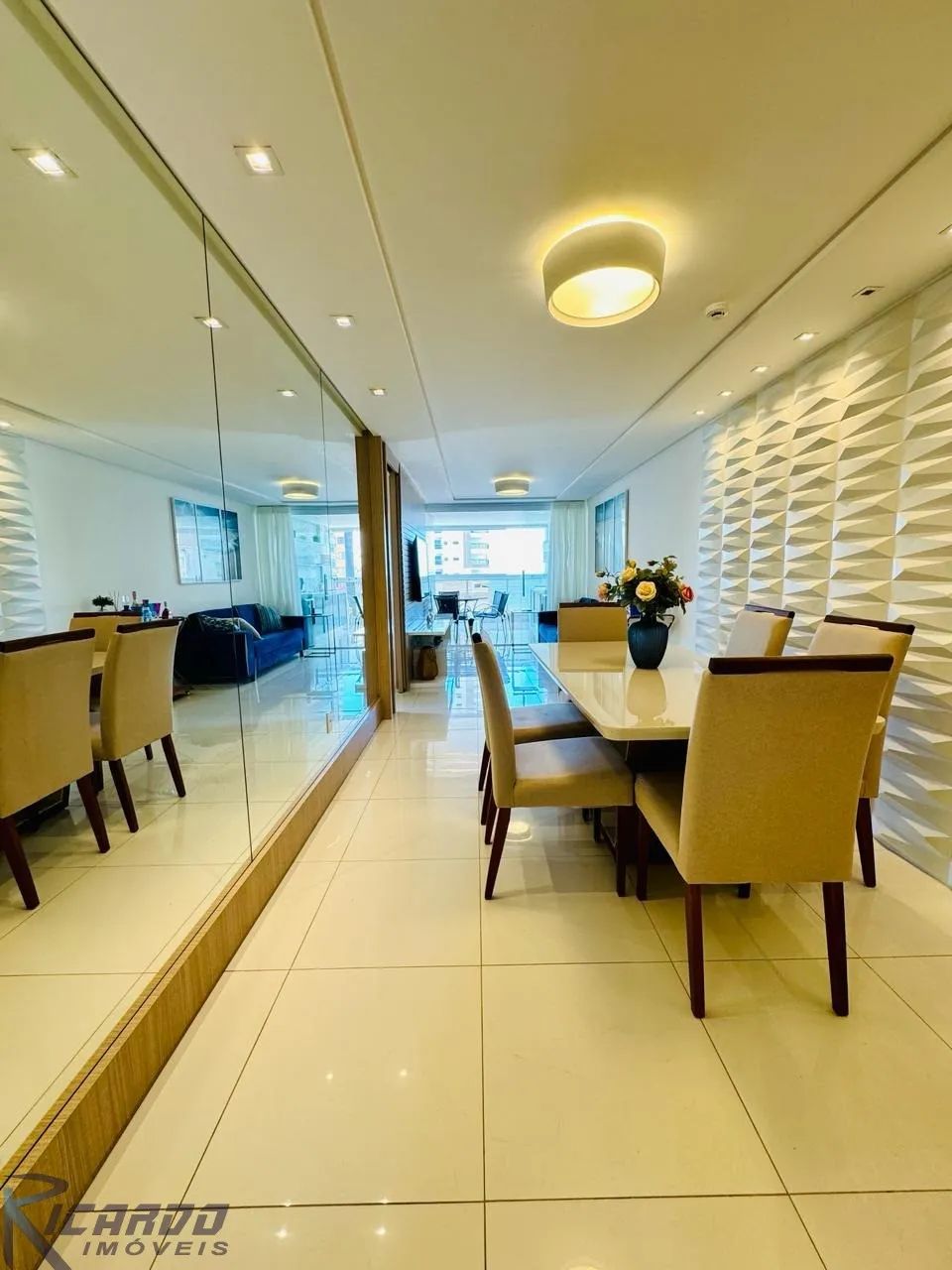 Apartamento de Luxo com Três Quartos e Área Externa!