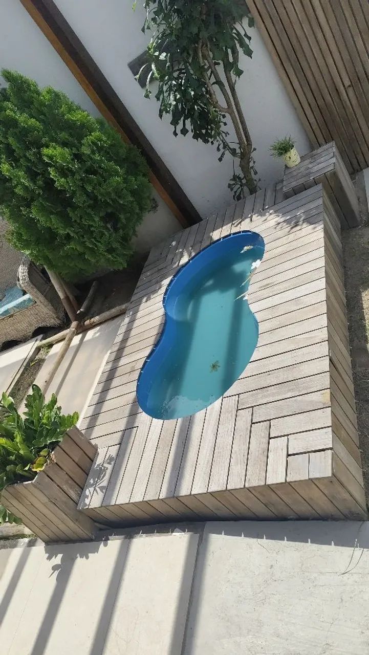 Vendo piscina com deck em madeira 