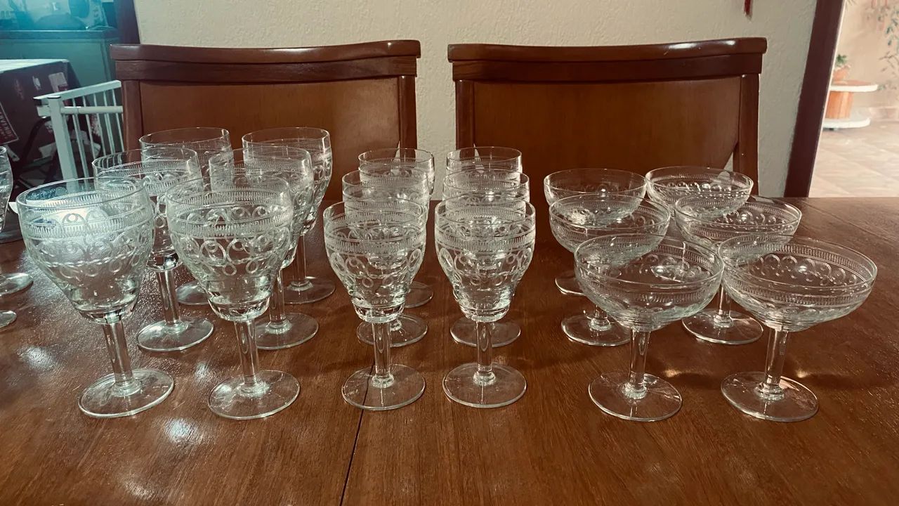 Conjunto de taças finas trabalhadas . - Foto 2