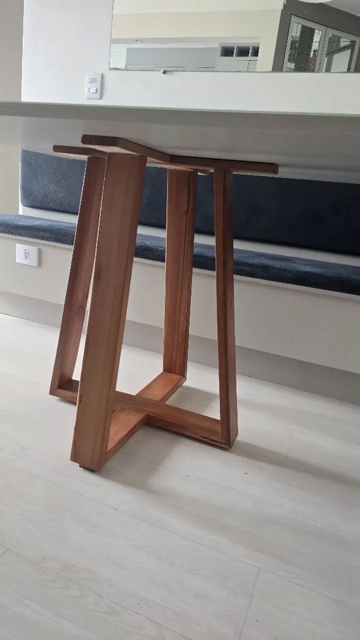 Vendo mesa com tampo de vidro e pés em madeira maciça  - Foto 5