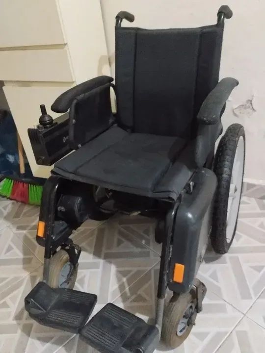 Cadeira de rodas motorizada - Foto 2