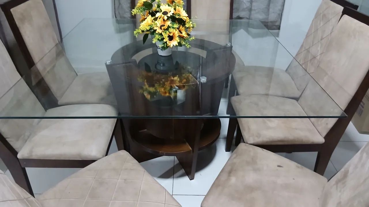 Mesa de jantar com tampo de vidro e  8 cadeiras 