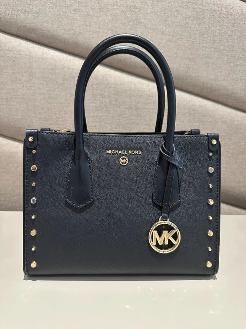 bolsa michael kors saffiano preta com tachas douradas - original