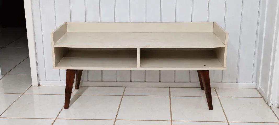 Belo rack com pequenas marcas de uso