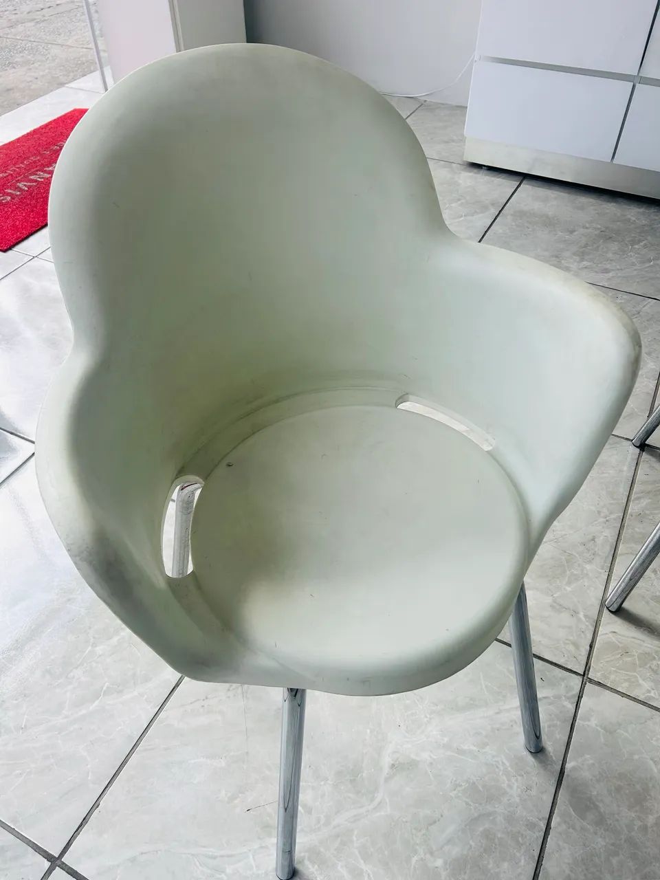 Cadeira branca de plástico 