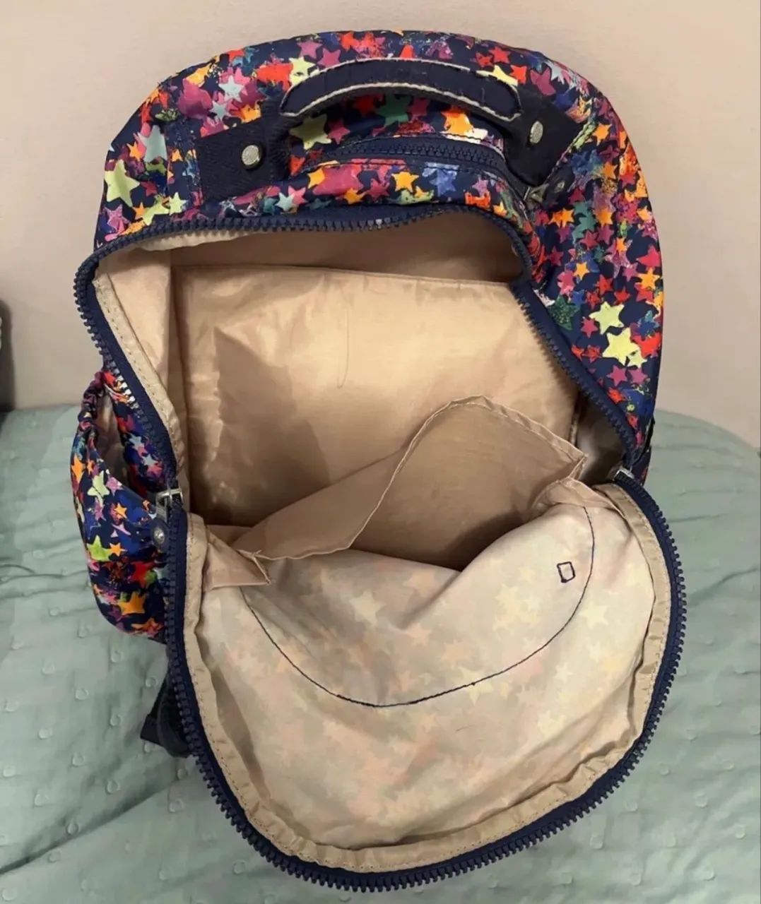 Conjunto Mochila e Estojo Kipling Estrelas Coloridas - Foto 3