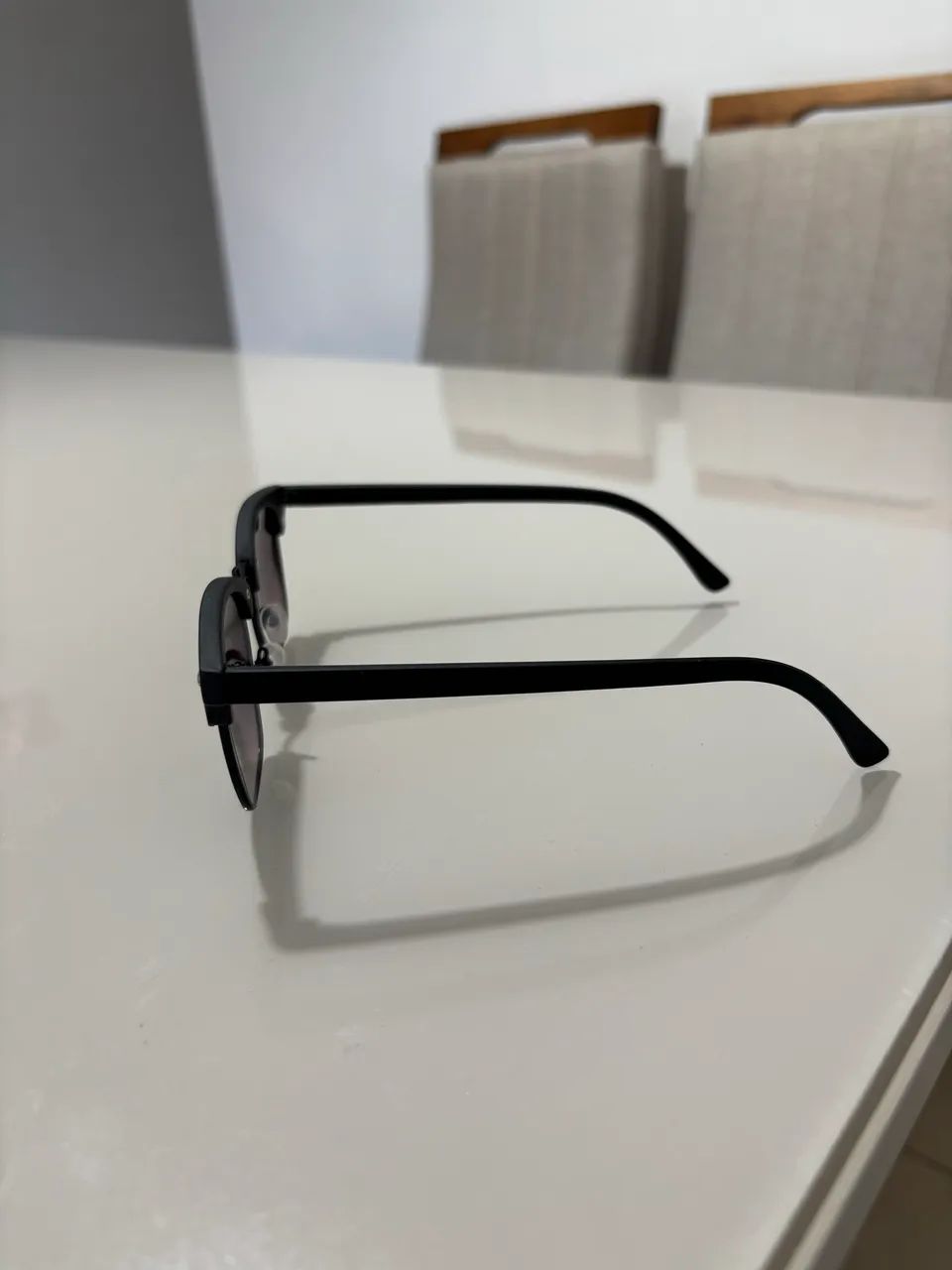 Óculos de Sol Preto com Detalhe Metálico - Design Moderno e Sofisticado - Foto 5