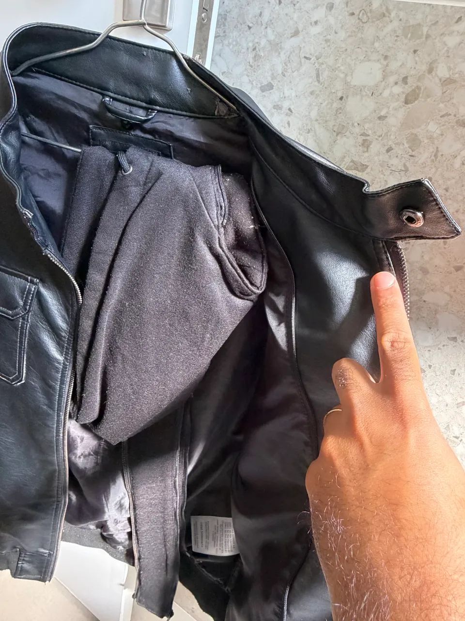 Jaqueta couro sintético com capuz e bolsos  - Foto 4