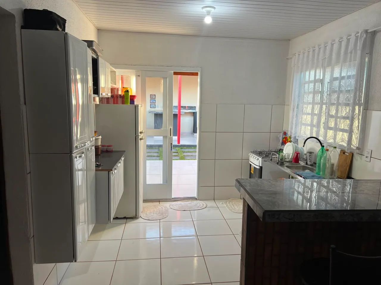 Casa toda murada com 2 vagas de garagem 2 quartos 2 banheiros com edícula e cisterna  - Foto 4