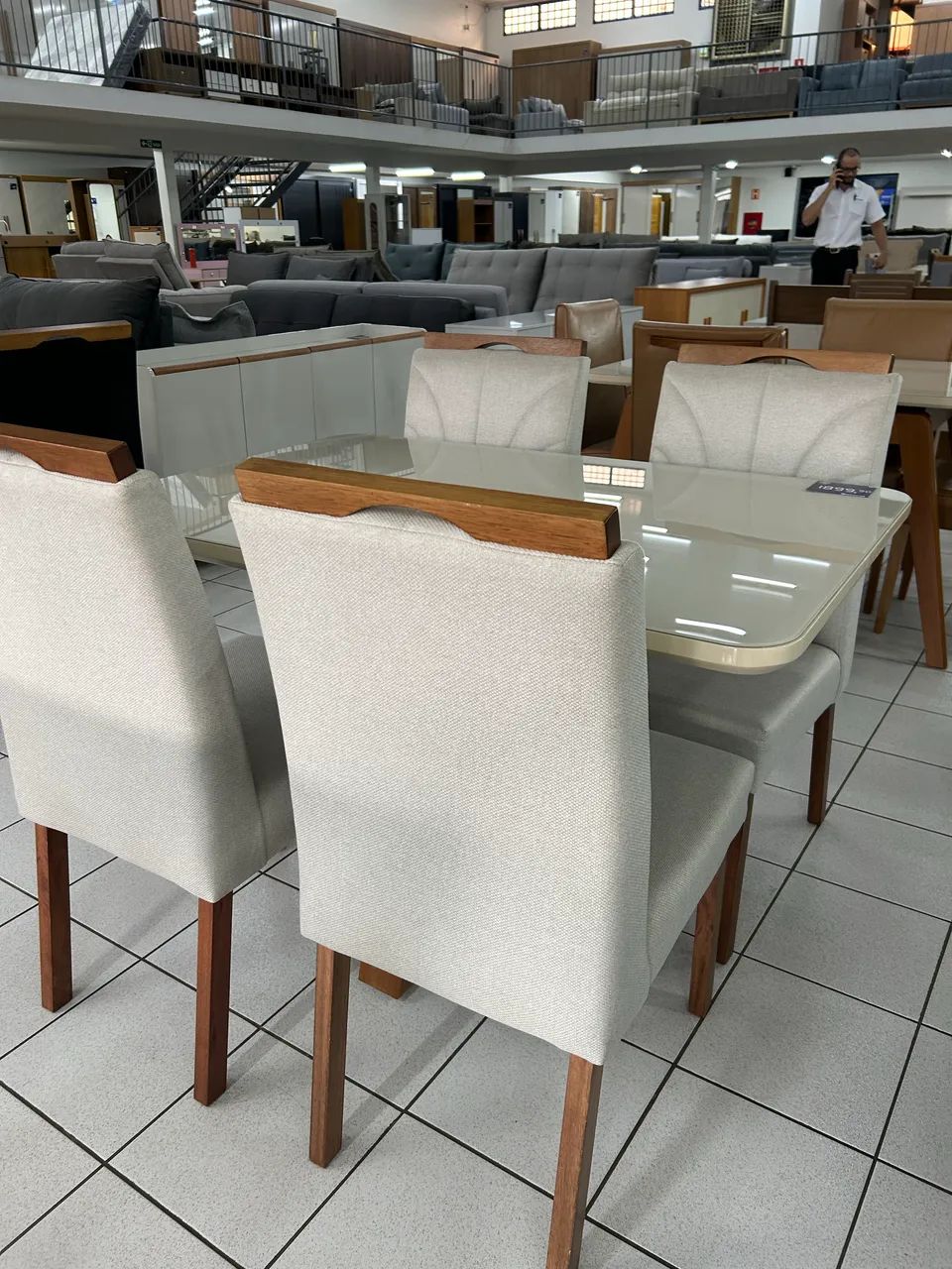 Mesa de madeira com 4 cadeiras NOVA  - Foto 5