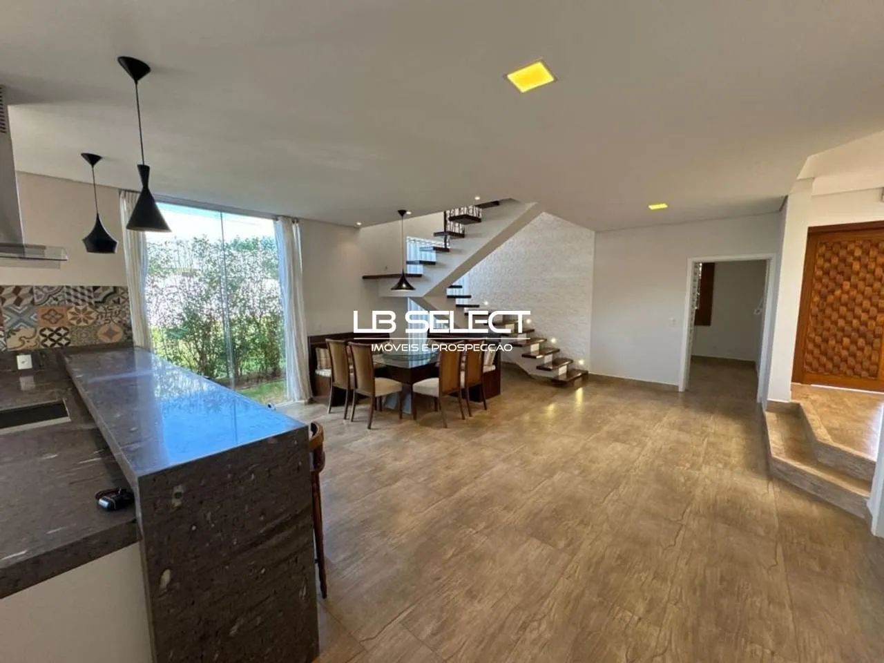 Casa no Condomínio Alphaville I com cinco quartos, quartos suítes e varanda gourmet. - Foto 3