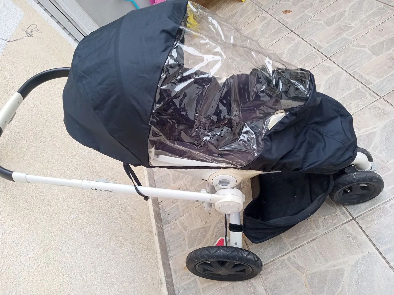 Vendo carrinho de bebê Quinny com Moisés - Foto 5