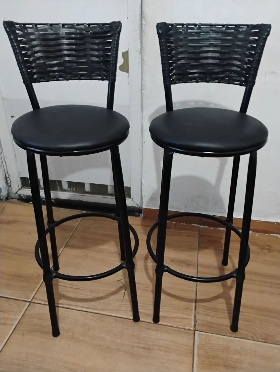 2 banquetas alta preta com mesa