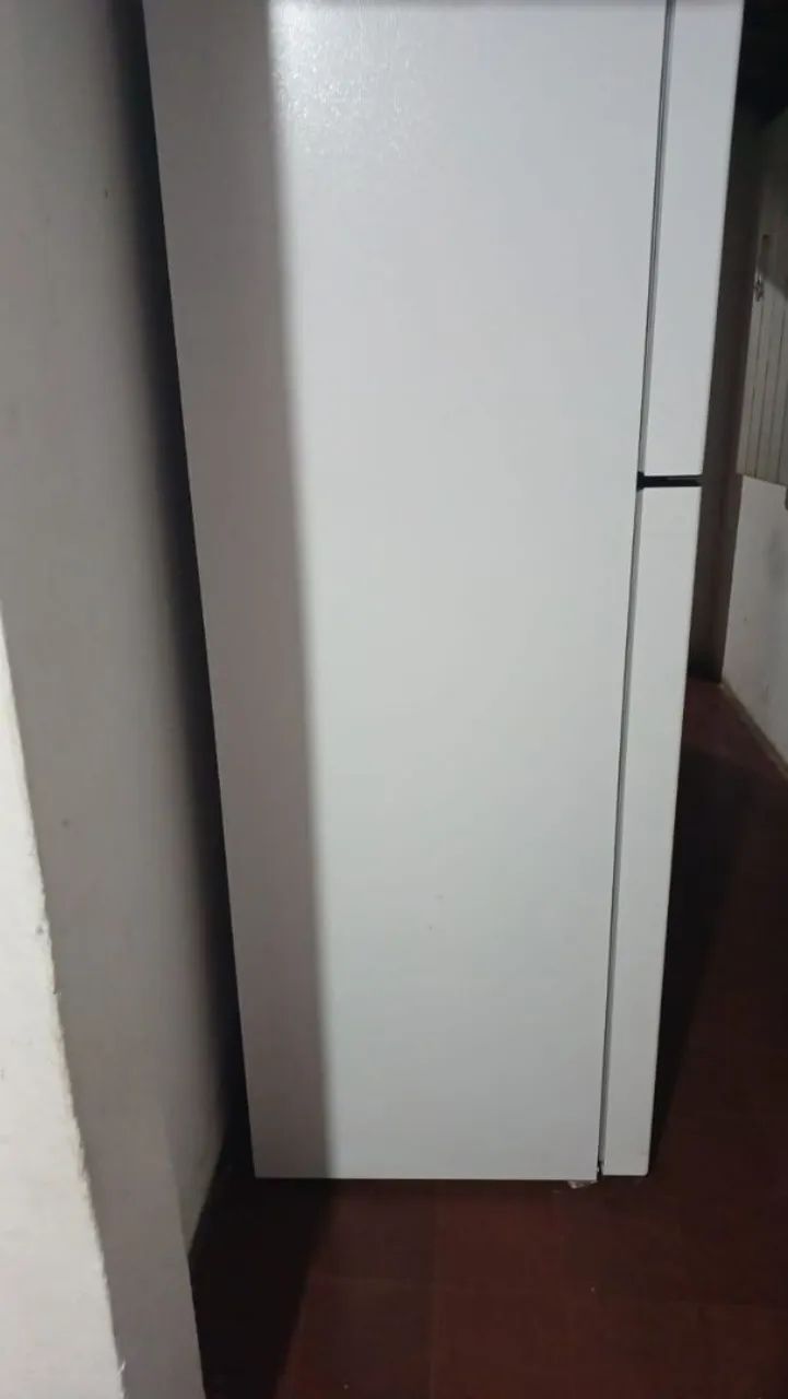 Vendo geladeira semi nova sem marca de uso - Foto 3