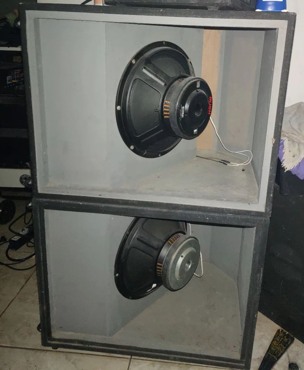 Vendo caixa sub grave T15 1000rms cada