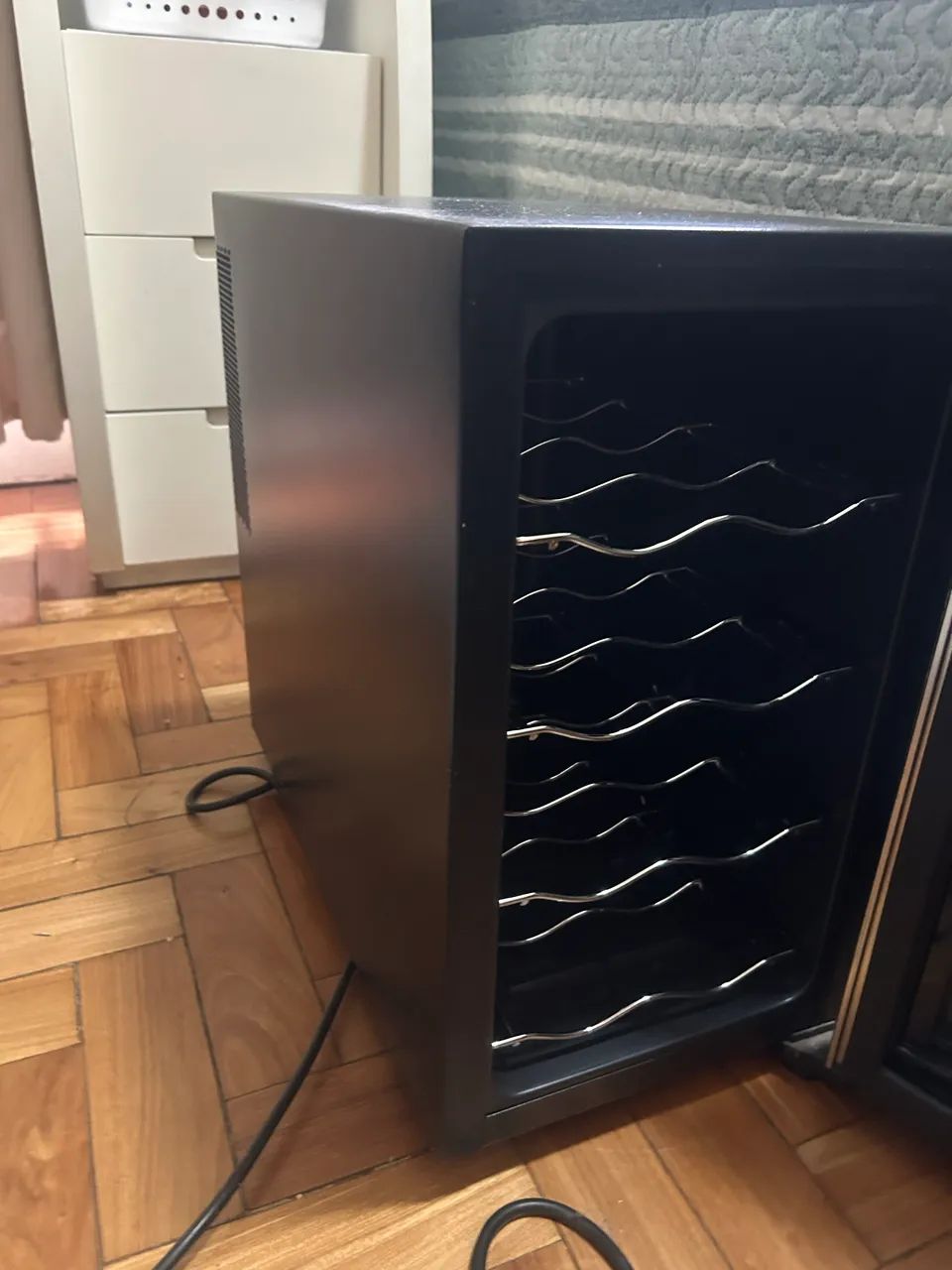 Adega de vinhos - 8 garrafas - Electrolux - Foto 4