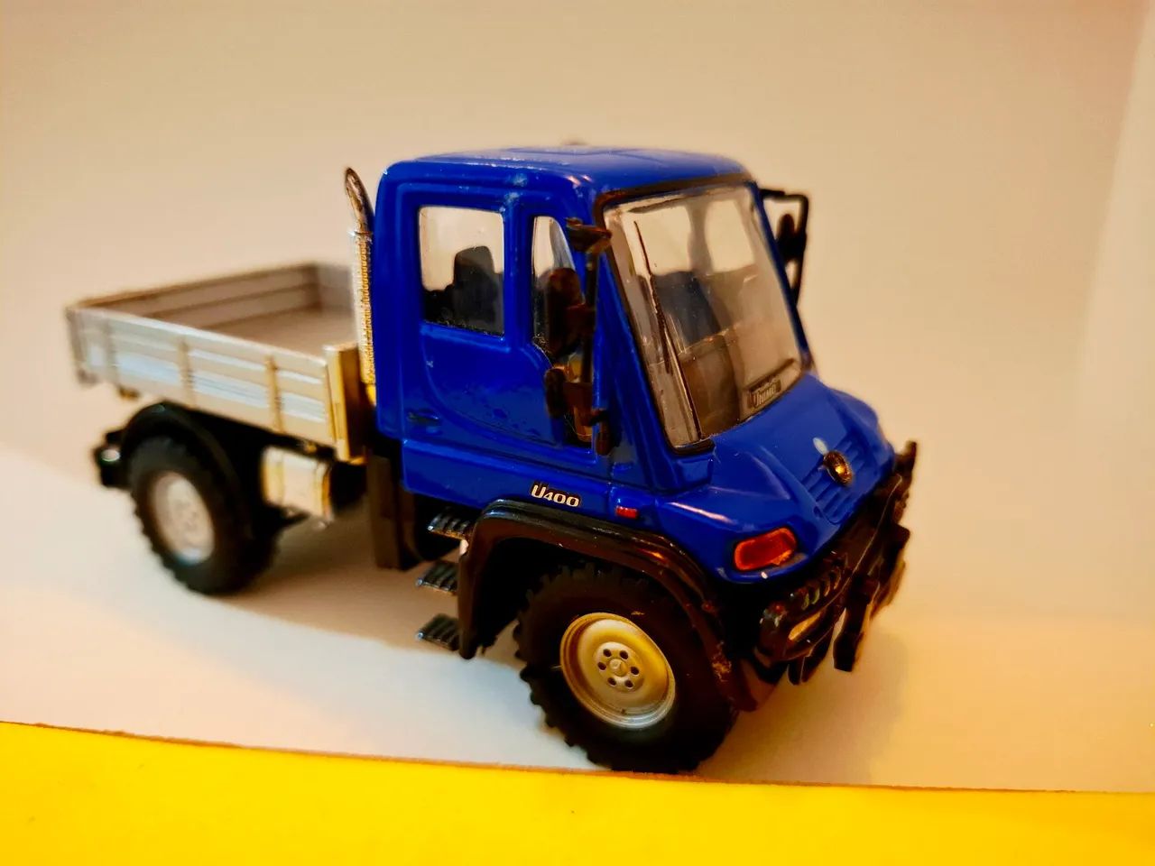 Miniatura Unimog U400 1:32
