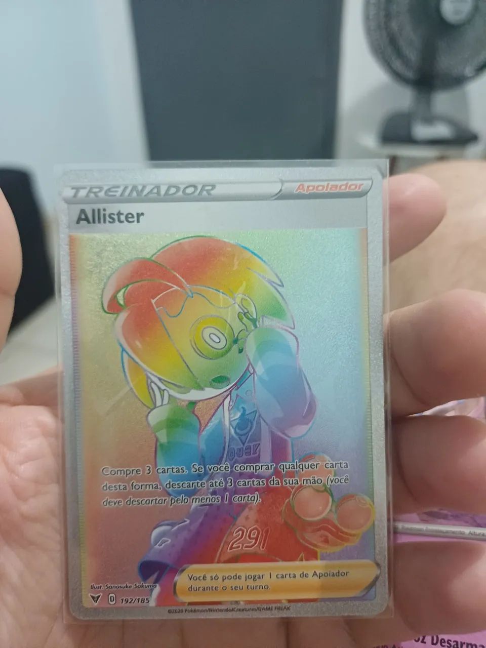 Carta Pokemon Allister coleção voltagem vivida