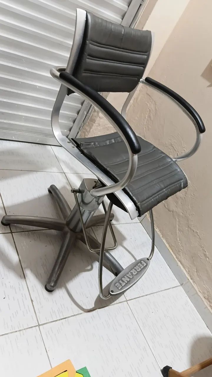 Vendo cadeira de cabeleireiro da marca FERRANTE  - Foto 4