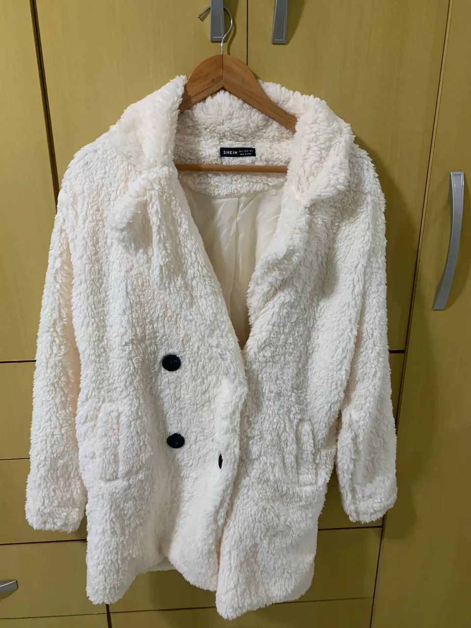 Casaco de Pelúcia Off-White Oversize - SHEIN