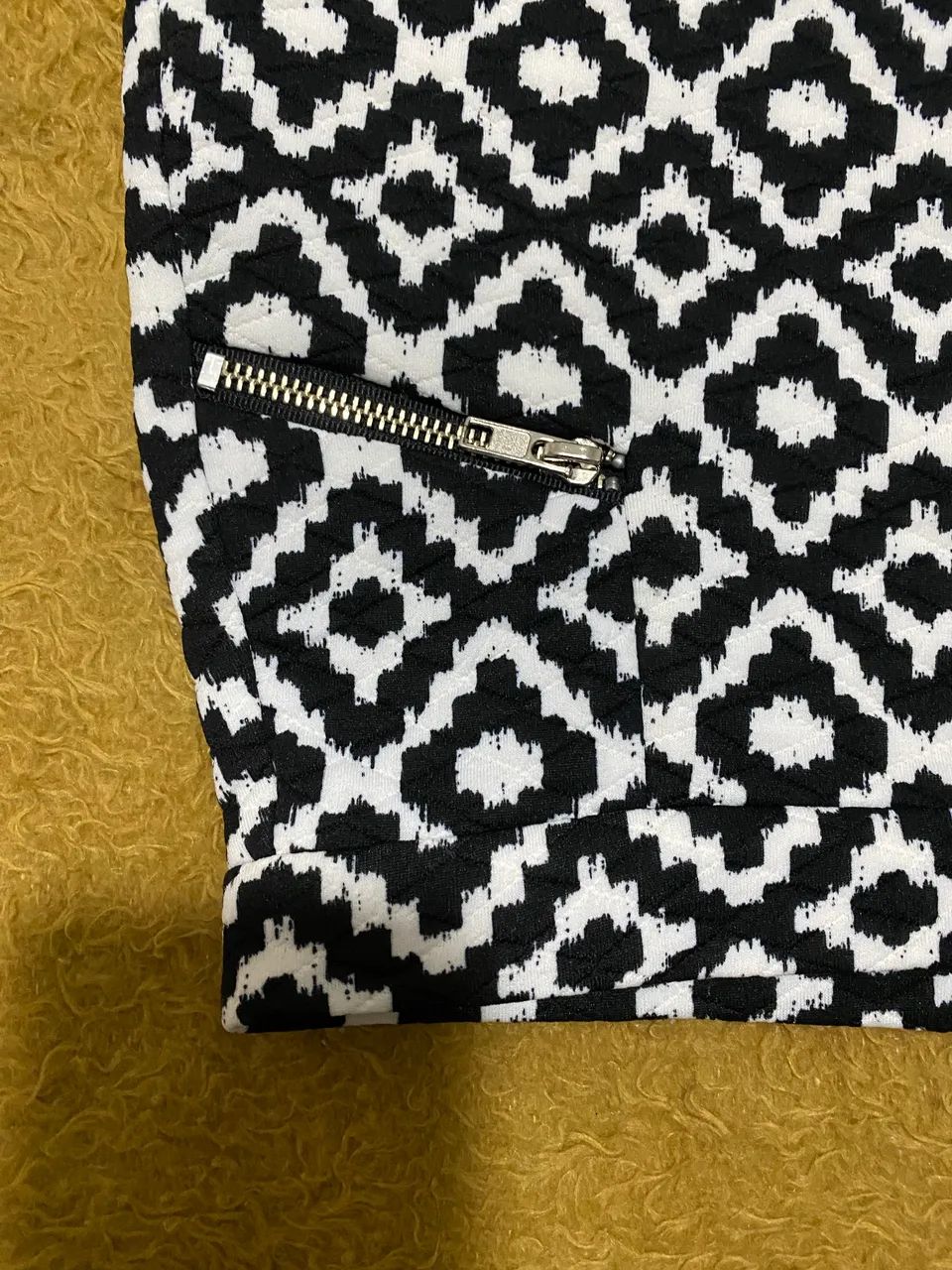 Mini saia com estampa em preto e branco  - Foto 2