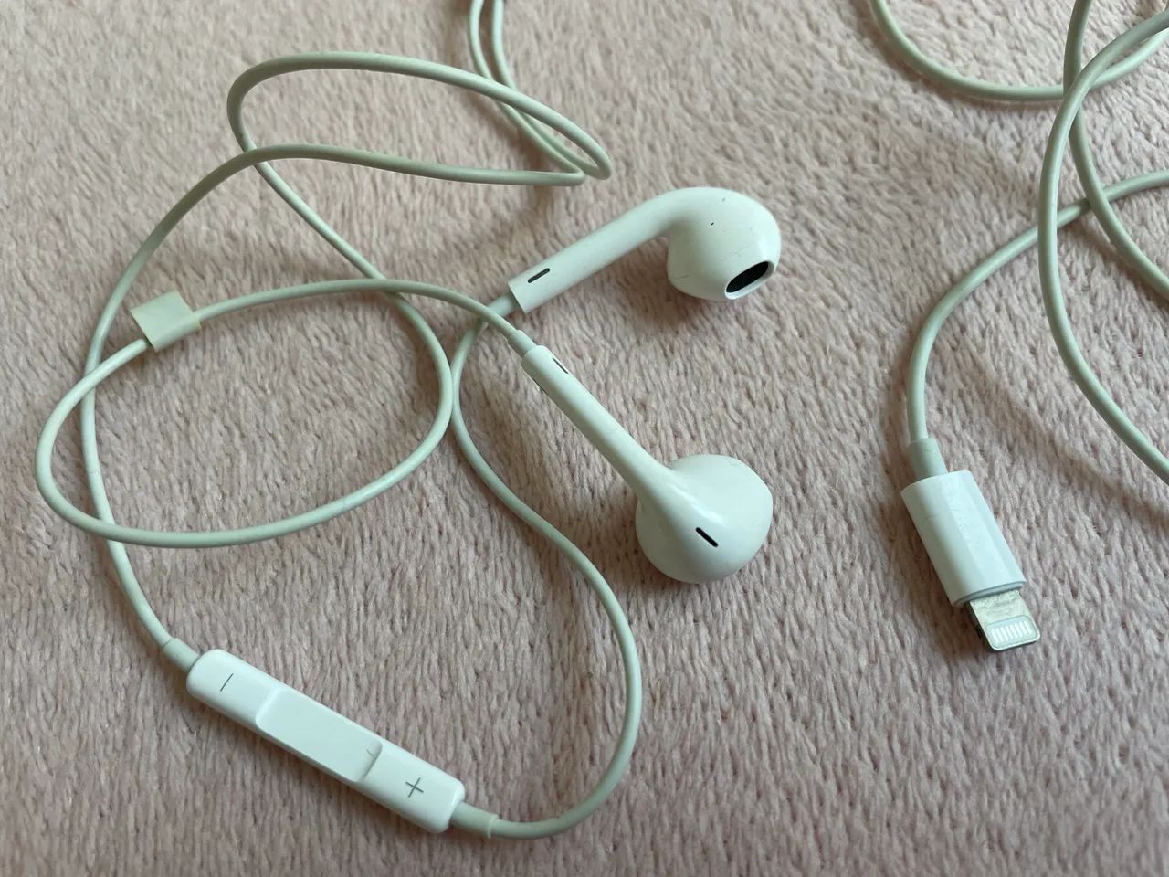 Fone de ouvido Apple EarPods Original com conector Lightning branco 