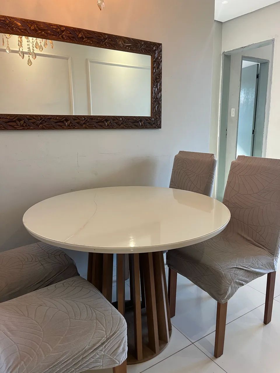 Mesa 4 cadeiras / mdf e tampo de vidro (com risco) 