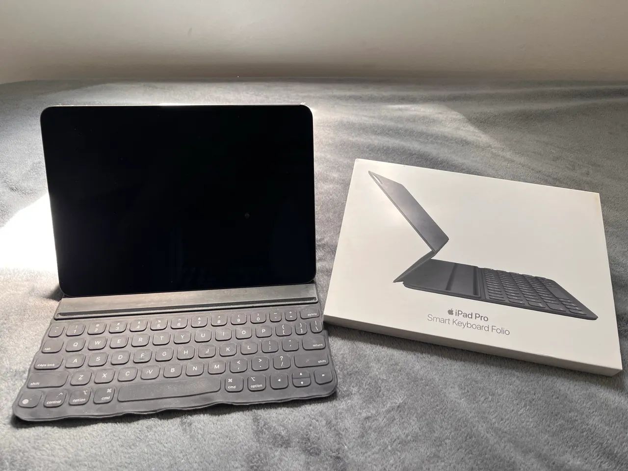Smart Keyboard Folio Apple Com defeito no Delete e marcas nas laterais - Com caixa
