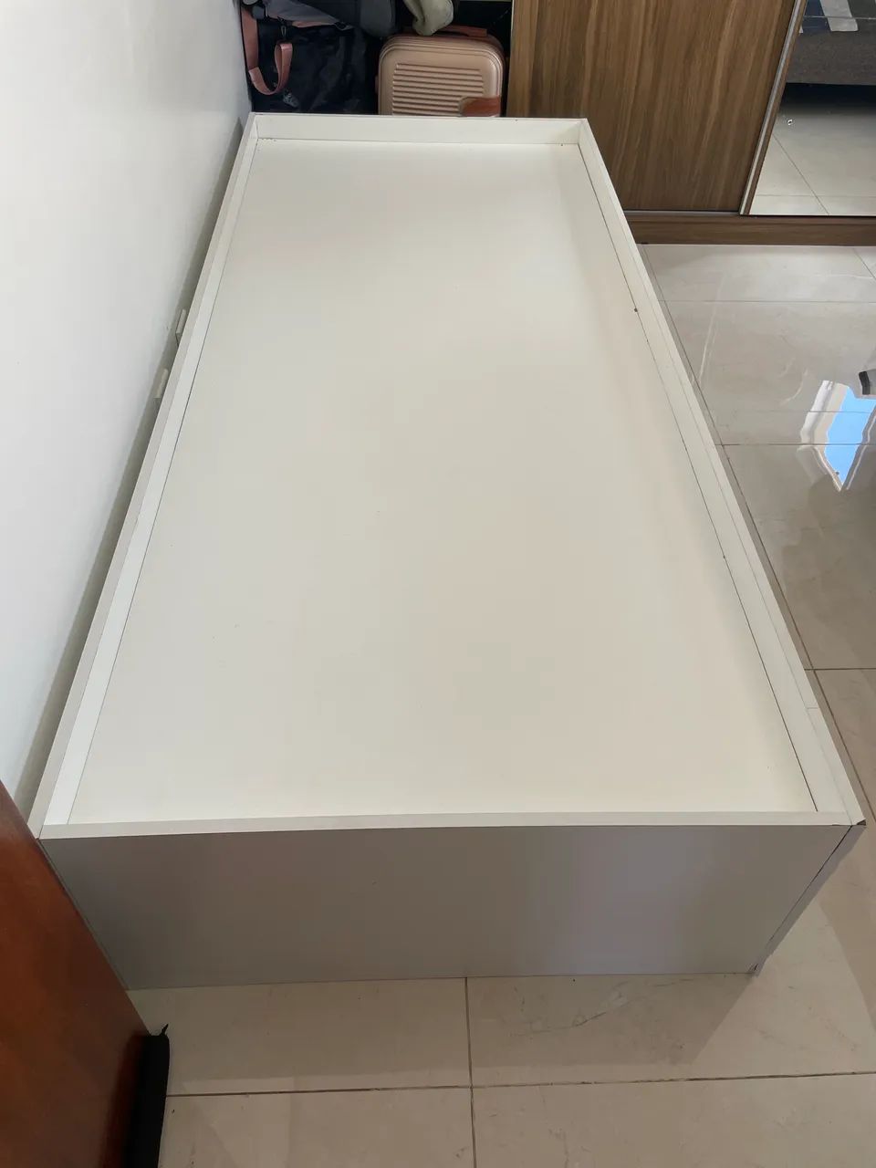 Cama solteiro feita por marceneiro de forma planejada.