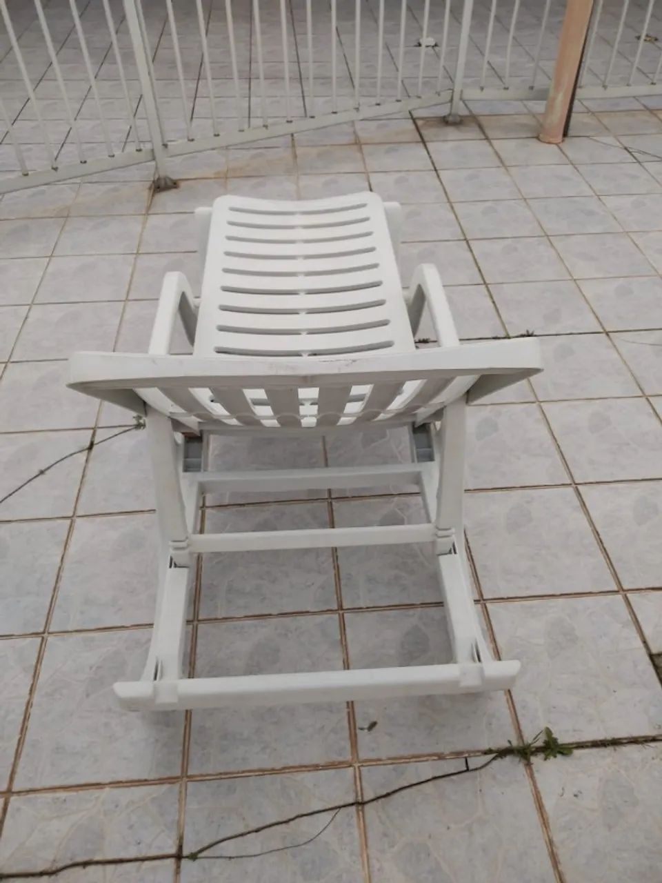 Espreguiçadeira plástico branca 3 posições. - Foto 3