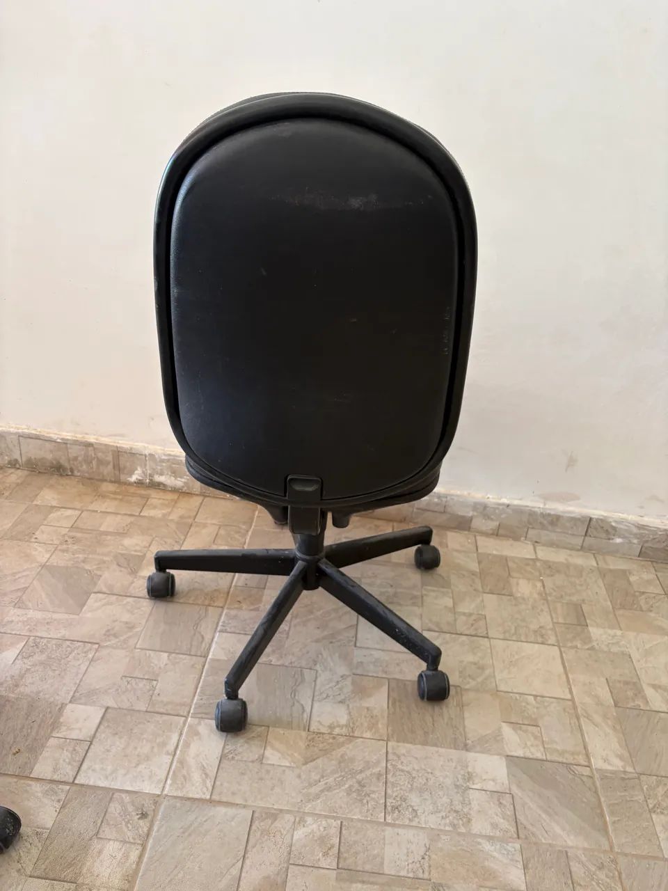 Duas Cadeiras executivas de couro - Foto 3