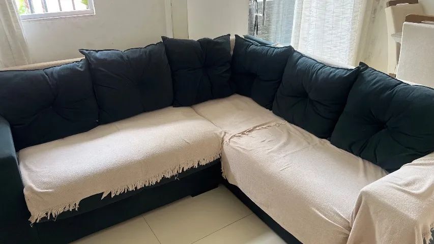 Sofá de canto 3m, 6 almofadas , 4/5 lugares  com avaria causada pelo cachorro 