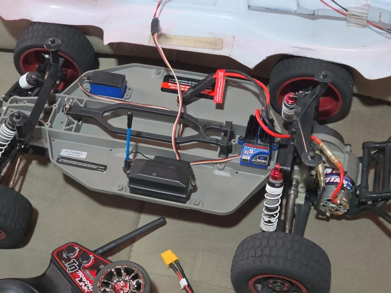 Automodelo traxxas slash 4x2 titãn - Foto 3
