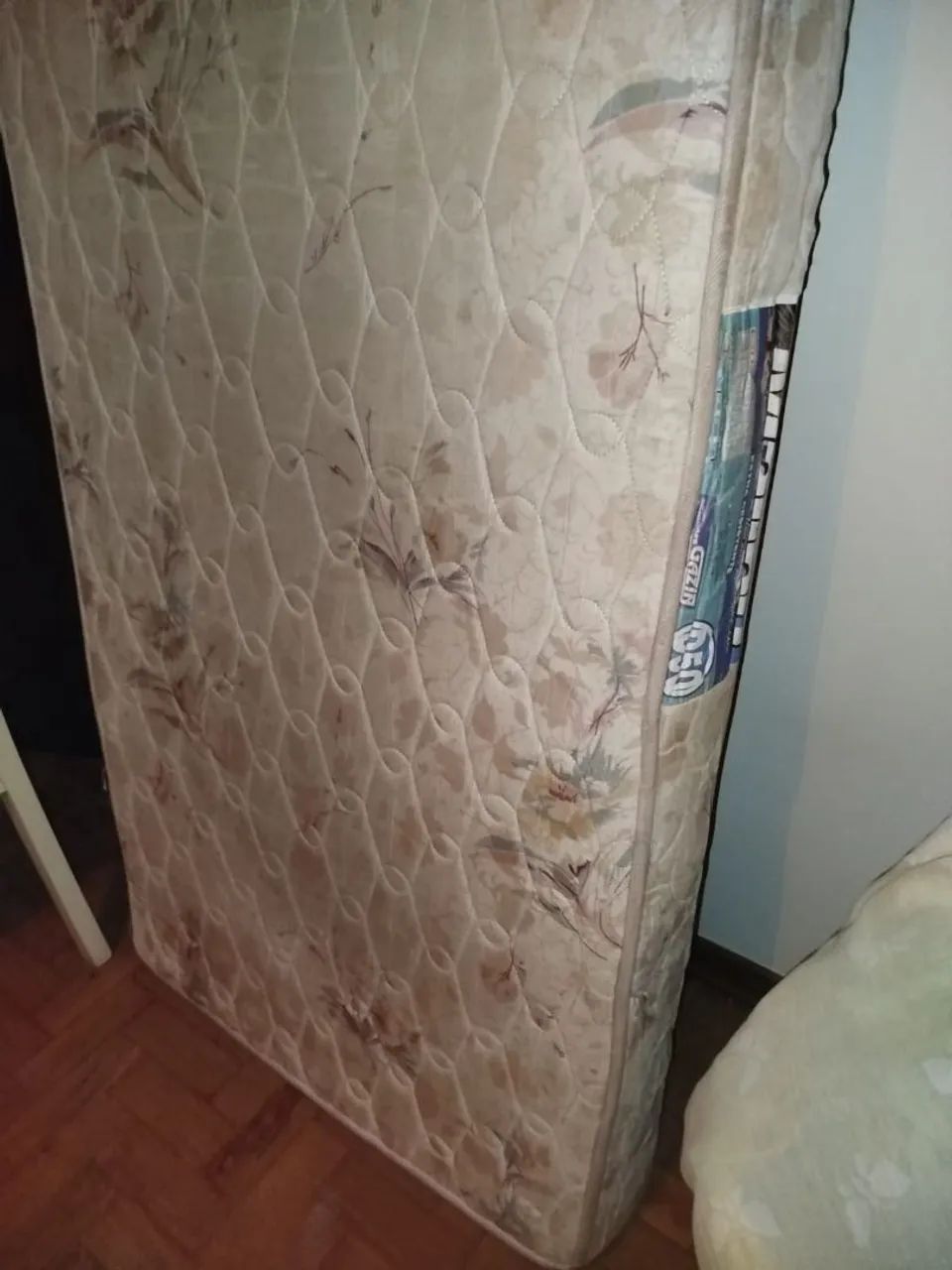 VENDO MÓVEIS E EXCELENTE ESTADO TEM UM INSTANTE MESINHA CAMA DE CASAL MESA CADEIRAS ALMOFA - Foto 2