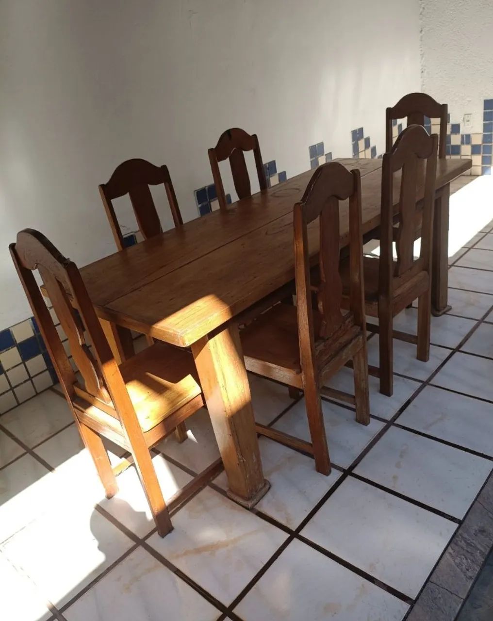 Vendo rápido Mesa com 6 cadeiras de madeira - Foto 2