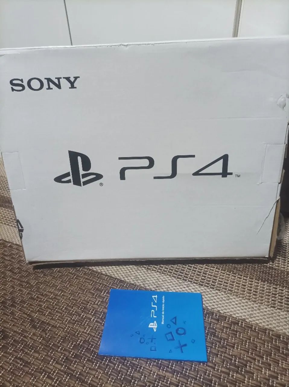 Caixa Playstation 4 com manual 