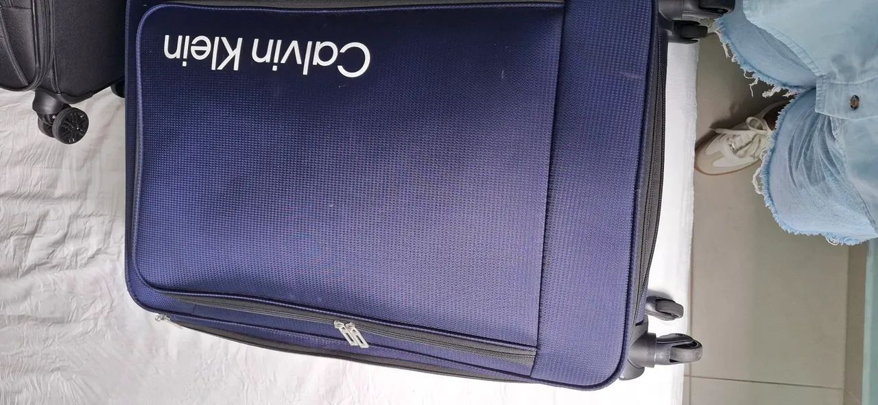Mala Calvin Klein 23kg azul escuro - Foto 2