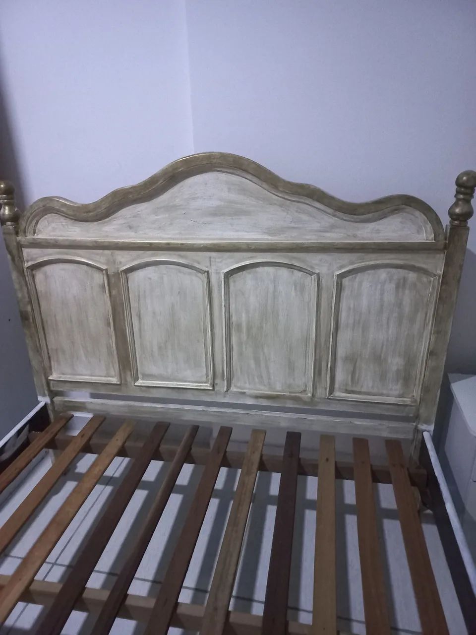 CAMA DE CASAL EM MADEIRA MACIÇA  - Foto 4