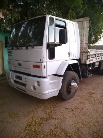 Vende-se este caminhão, aceitamos carro e uma parte em dinheiro - Foto 2