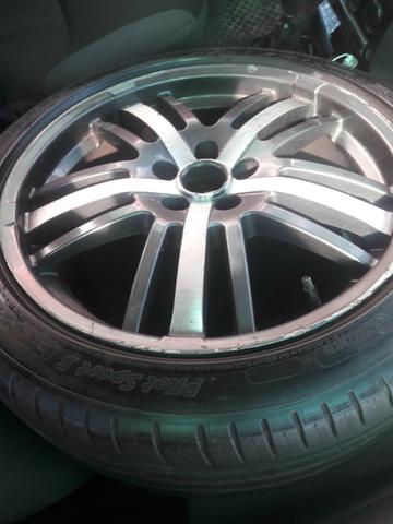 Vende-se jogo de rodas 17" 5 furos com pneus meia vida!