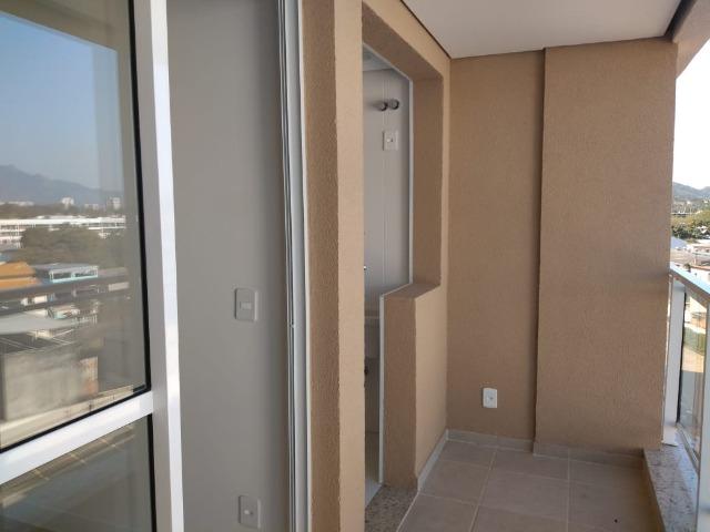 Excelente apto em Jacarepaguá, próximo do Projac, Sala, 2 quartos, varanda e banheiros - Foto 12