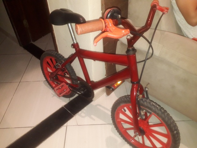Bicicleta infantil vermelha